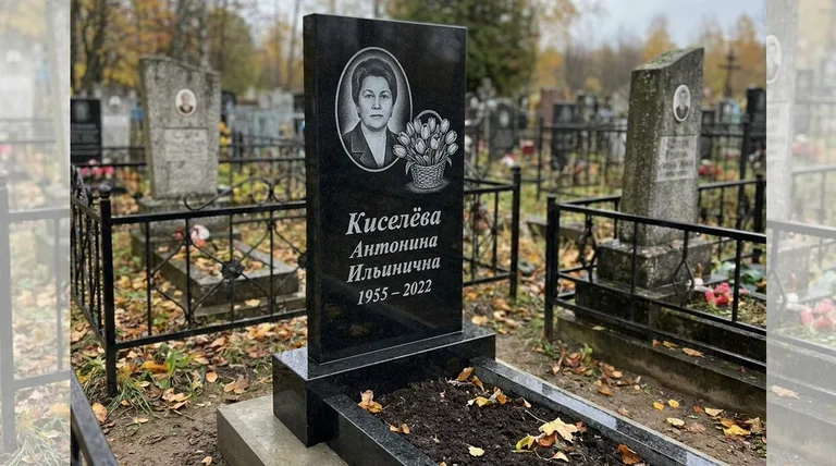 Памятник с гравировкой тюльпанов — выполненная работа «Киселёва» в Белгороде