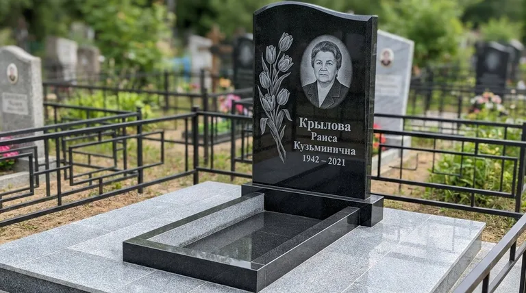 Памятник с гравировкой тюльпанов — выполненная работа «Крылова» в Белгороде