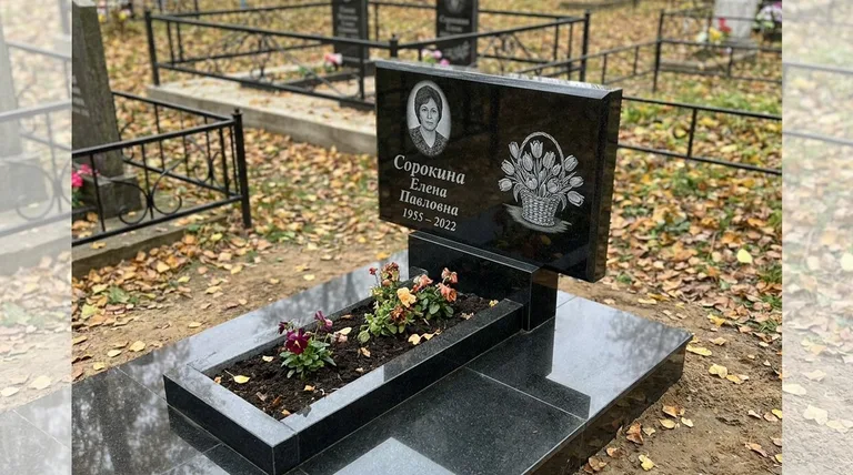 Памятник с гравировкой тюльпанов — выполненная работа «Сорокина» в Белгороде