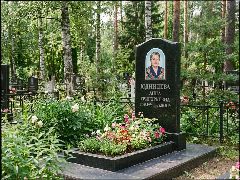 Овальный портрет на памятнике весной в Белгороде