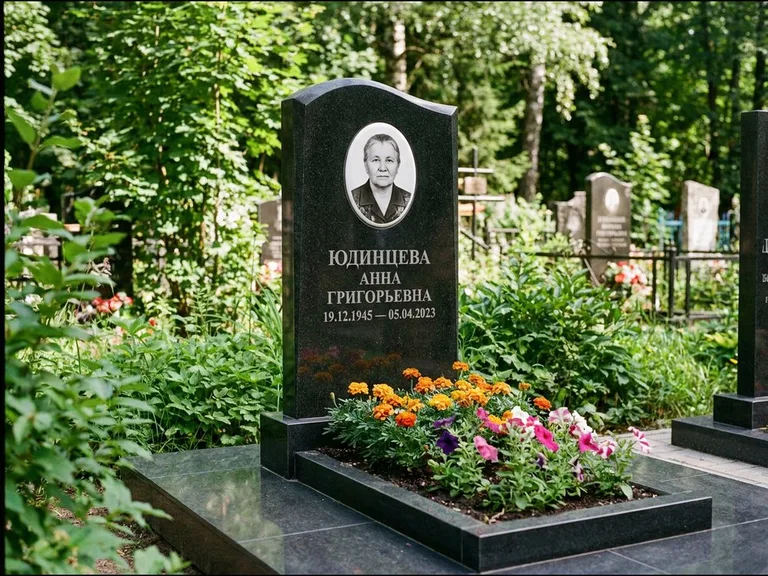 Овальный портрет на сером граните — работа «Юдинцева» в Белгороде
