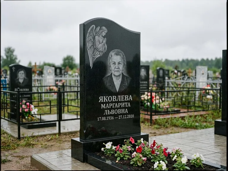 Памятник с гравировкой ангела — гравировка молящегося ангела в верхней части стелы, работа «Яковлева» в Белгороде