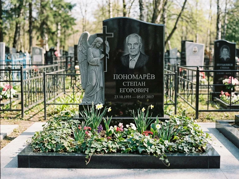 Памятник с гравировкой ангела — гравировка ангела с крестом рядом с эпитафией, работа «Пономарёв» в Белгороде