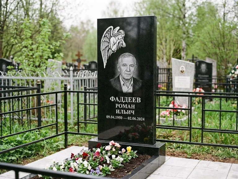 Памятник с гравировкой ангела — белая гравировка скорбящего ангела над портретом, работа «Фаддеев» в Белгороде
