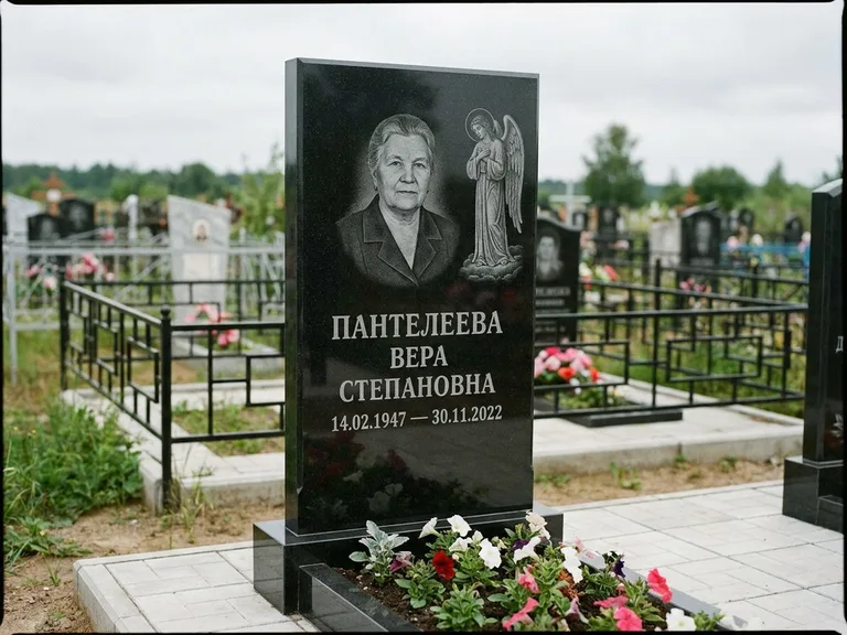 Памятник с гравировкой ангела — гравировка ангела-хранителя сбоку от портрета, работа «Пантелеева» в Белгороде
