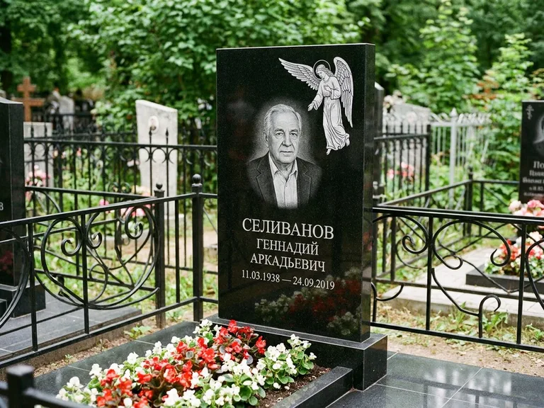 Памятник с гравировкой ангела — белая гравировка скорбящего ангела над портретом, работа «Селиванов» в Белгороде