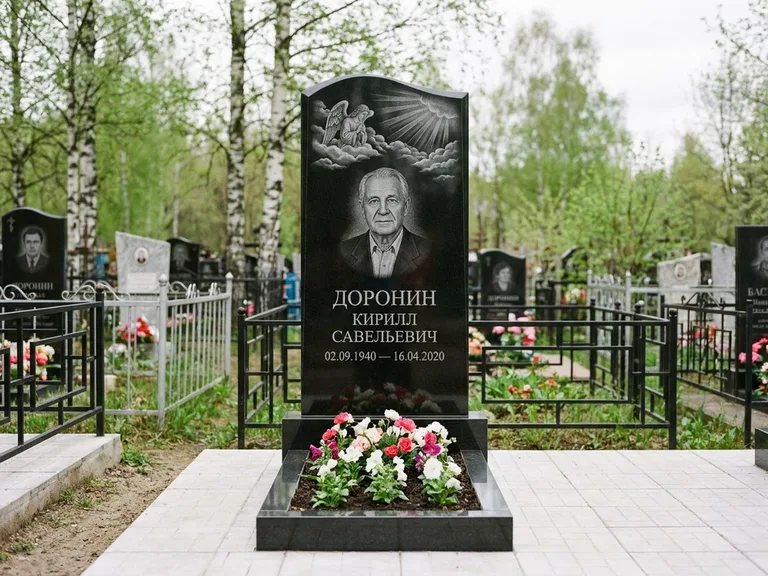 Памятник с гравировкой ангела — гравировка ангела в облаках с лучами над портретом, работа «Доронин» в Белгороде
