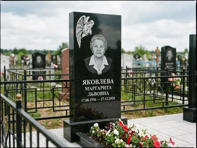 Памятник с гравировкой ангела — белая гравировка скорбящего ангела над портретом, работа «Яковлева» в Белгороде