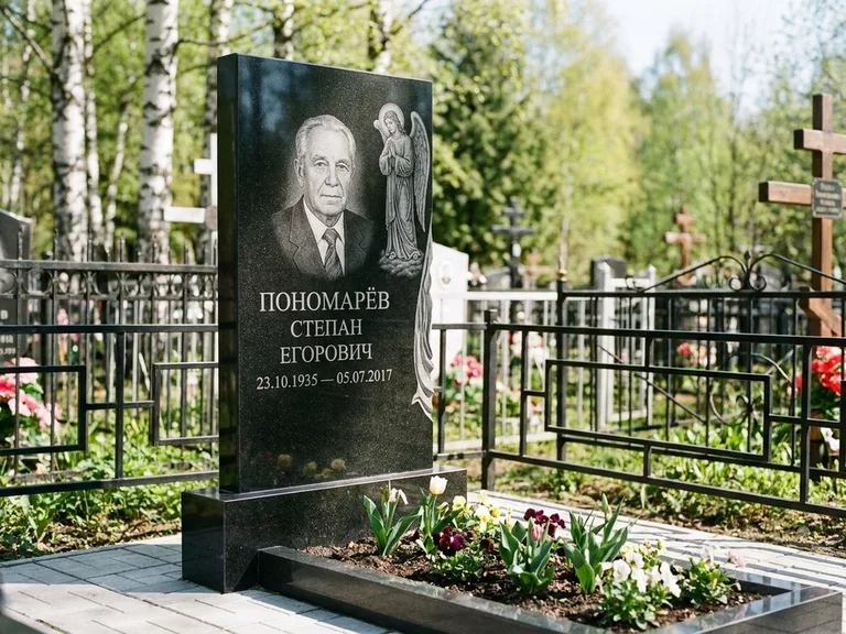 Памятник с гравировкой ангела — гравировка ангела-хранителя сбоку от портрета, работа «Пономарёв» в Белгороде