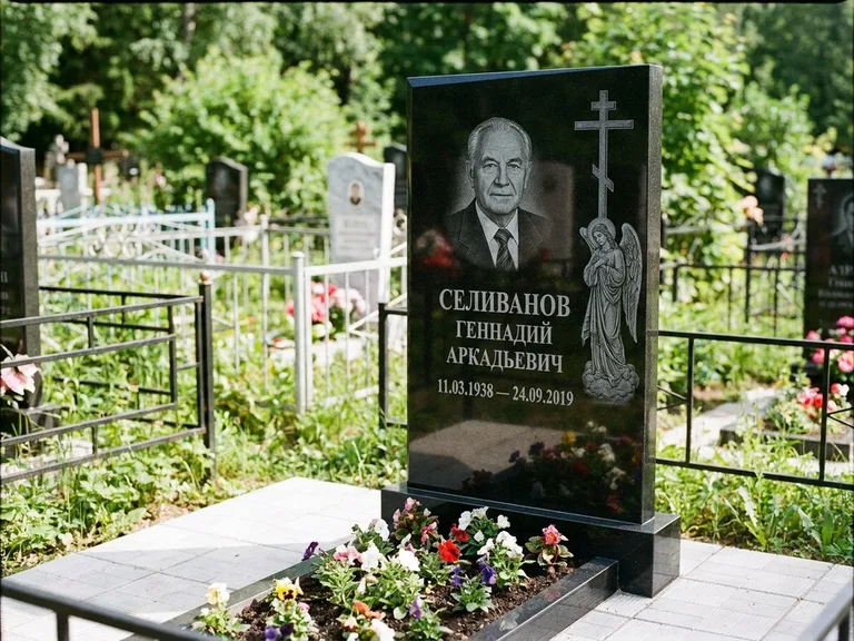 Памятник с гравировкой ангела — гравировка ангела с крестом рядом с эпитафией, работа «Селиванов» в Белгороде