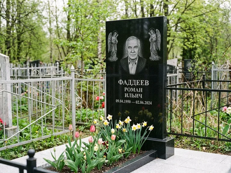 Памятник с гравировкой ангела — гравировка двух ангелов по сторонам портрета, работа «Фаддеев» в Белгороде