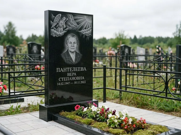 Памятник с гравировкой ангела — гравировка ангела в облаках с лучами над портретом, работа «Пантелеева» в Белгороде