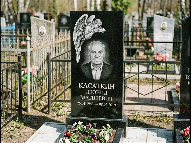 Памятник с гравировкой ангела — белая гравировка скорбящего ангела над портретом, работа «Касаткин» в Белгороде