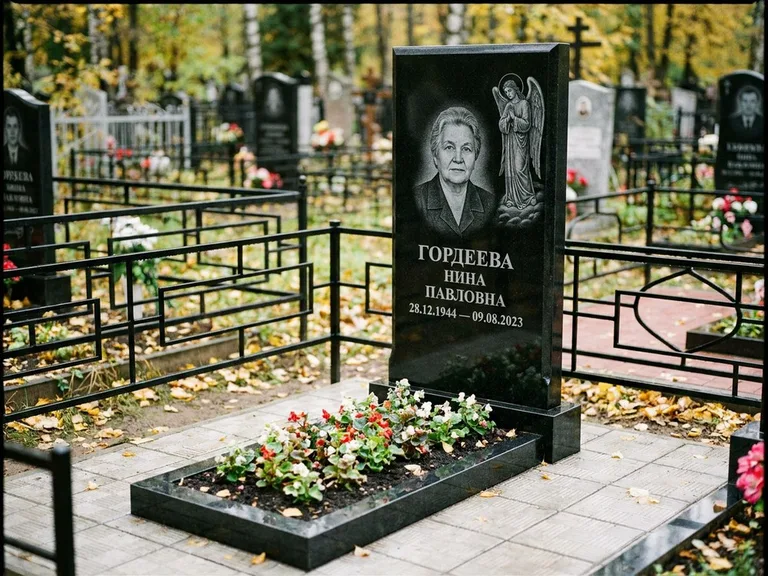 Памятник с гравировкой ангела — гравировка ангела-хранителя сбоку от портрета, работа «Гордеева» в Белгороде