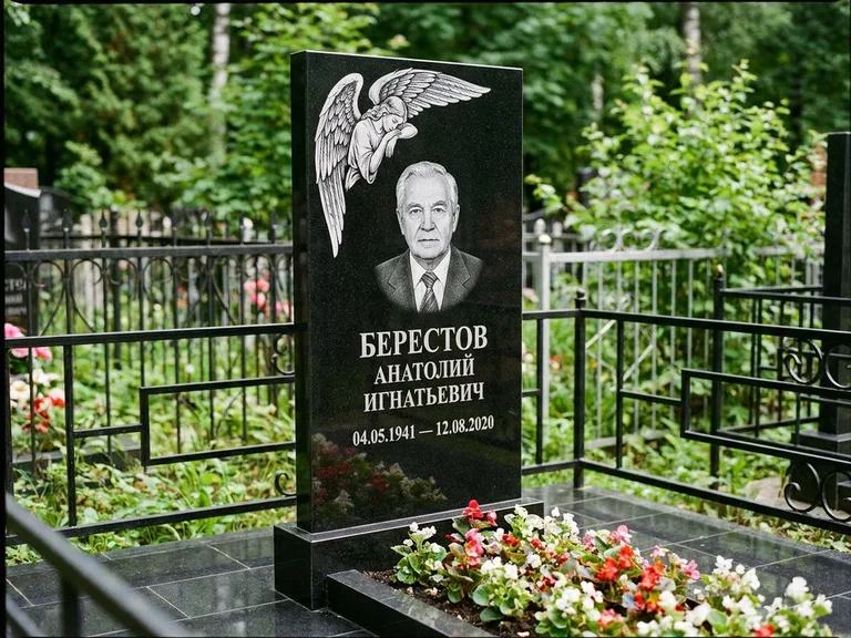 Памятник с гравировкой ангела — гравировка молящегося ангела в верхней части стелы, работа «Свиридов» в Белгороде