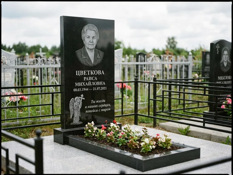 Памятник с гравировкой ангела — гравировка двух ангелов по сторонам портрета, работа «Яковлева» в Белгороде