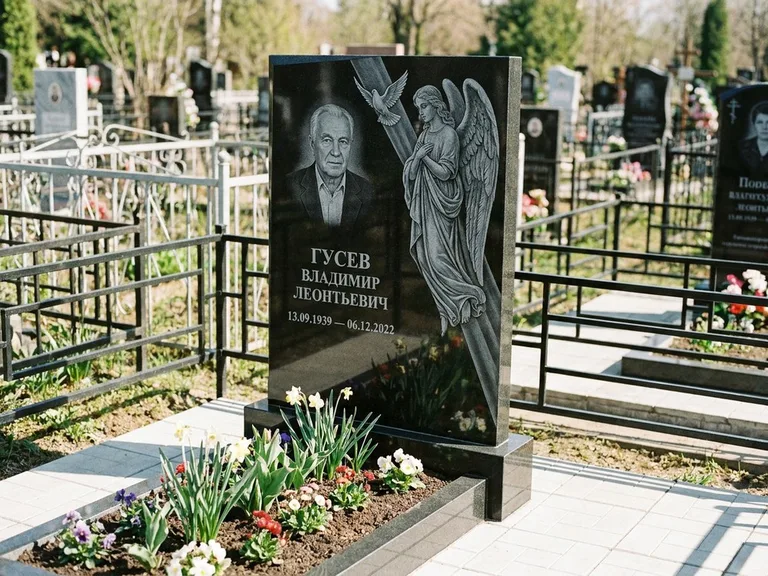 Памятник с гравировкой ангела — гравировка ангела в облаках с лучами над портретом, работа «Пономарёв» в Белгороде