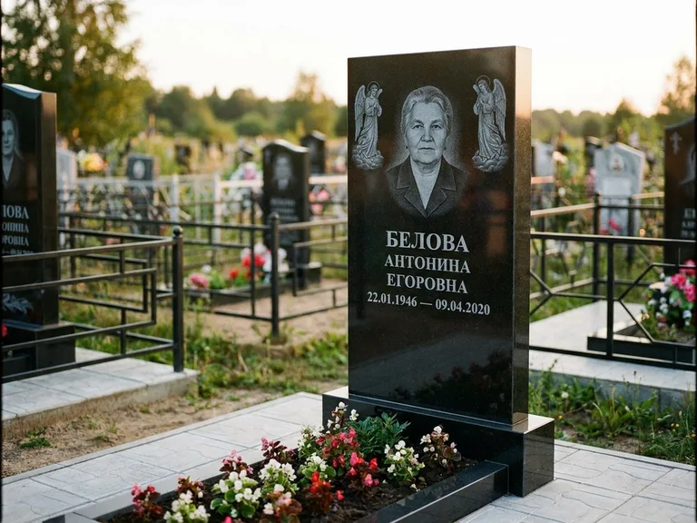 Памятник с гравировкой ангела — белая гравировка скорбящего ангела над портретом, работа «Журавлёва» в Белгороде