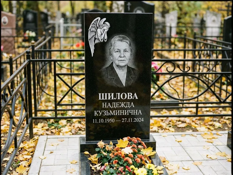 Памятник с гравировкой ангела — гравировка молящегося ангела в верхней части стелы, работа «Гордеева» в Белгороде