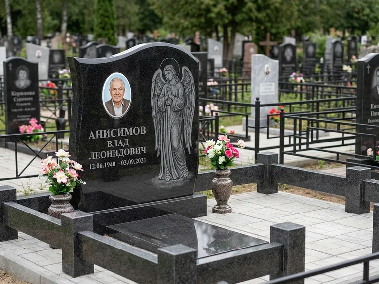 Памятник с гравировкой ангела — белая гравировка скорбящего ангела над портретом, работа «Свиридов» в Белгороде