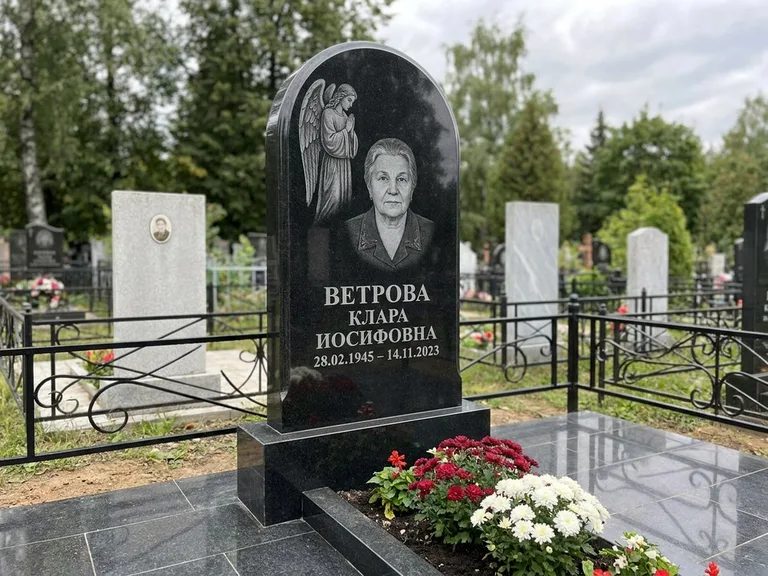 Памятник с гравировкой ангела — гравировка ангела-хранителя сбоку от портрета, работа «Игнатова» в Белгороде