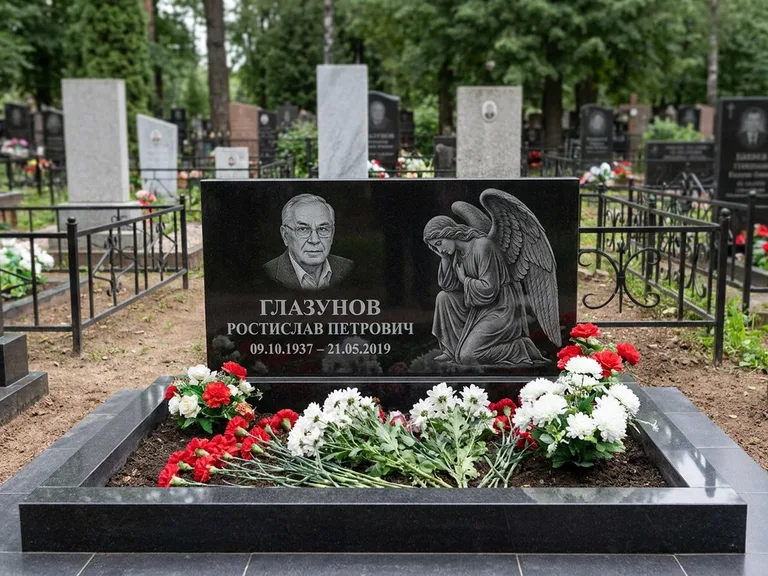 Памятник с гравировкой ангела — гравировка молящегося ангела в верхней части стелы, работа «Доронин» в Белгороде