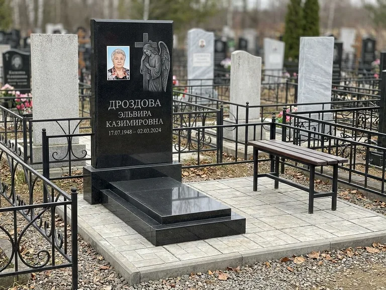 Памятник с гравировкой ангела — гравировка ангела с крестом рядом с эпитафией, работа «Яковлева» в Белгороде