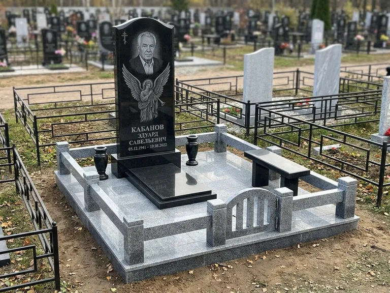 Памятник с гравировкой ангела — гравировка ангела с голубем по диагонали стелы, работа «Пономарёв» в Белгороде