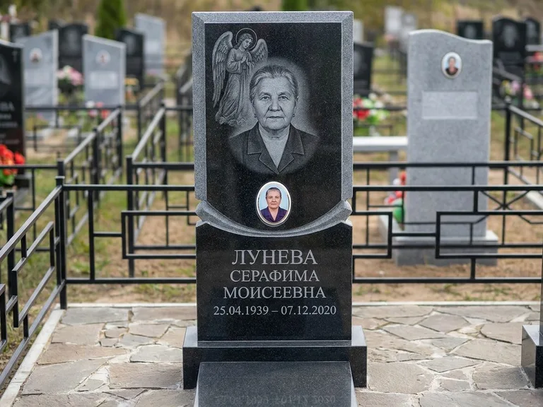 Памятник с гравировкой ангела — гравировка двух ангелов по сторонам портрета, работа «Журавлёва» в Белгороде