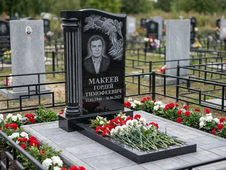 Памятник с гравировкой ангела — гравировка ангела в облаках с лучами над портретом, работа «Селиванов» в Белгороде