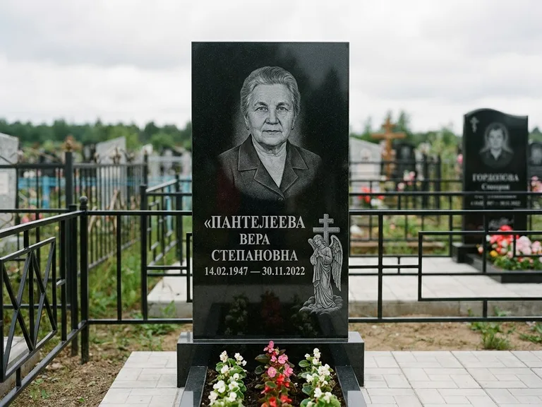 Памятник с гравировкой ангела — гравировка ангела с крестом рядом с эпитафией, работа «Пантелеева» в Белгороде