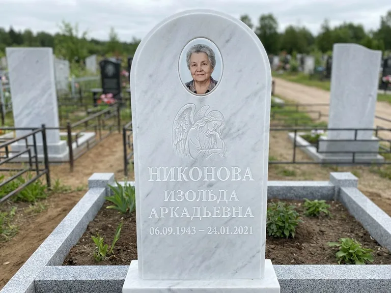 Памятник с гравировкой ангела — белая гравировка скорбящего ангела над портретом, работа «Гордеева» в Белгороде