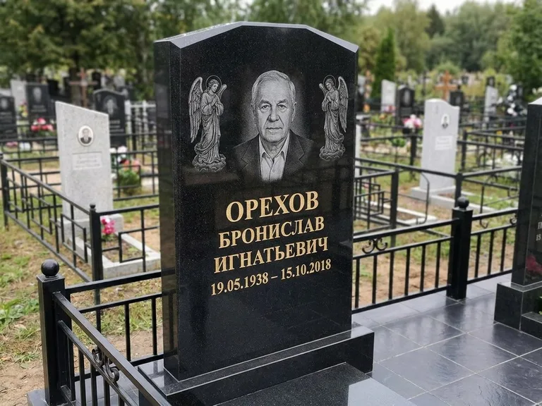 Памятник с гравировкой ангела — гравировка ангела-хранителя сбоку от портрета, работа «Фаддеев» в Белгороде