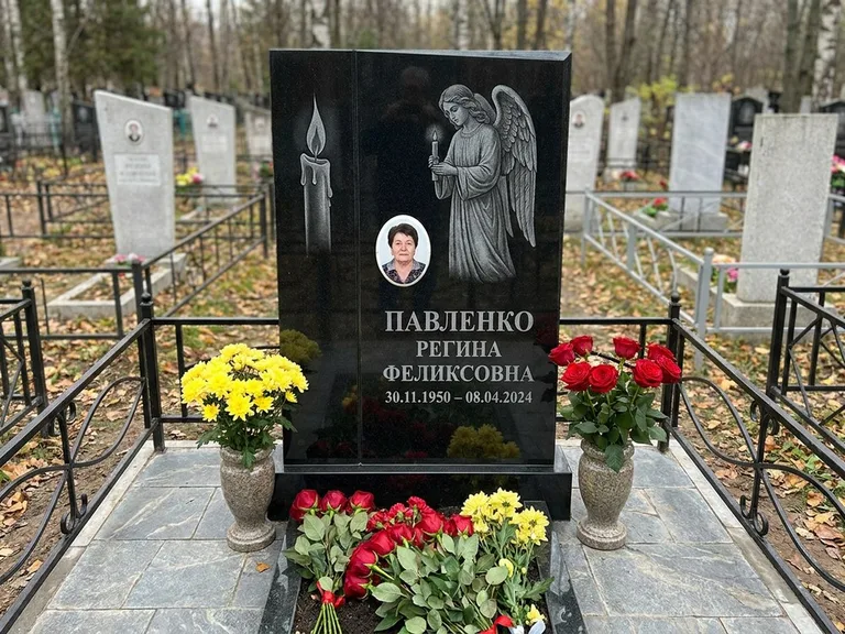 Памятник с гравировкой ангела — гравировка молящегося ангела в верхней части стелы, работа «Пантелеева» в Белгороде