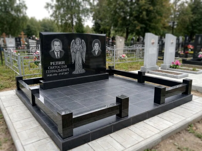 Памятник с гравировкой ангела — гравировка ангела с крестом рядом с эпитафией, работа «Касаткин» в Белгороде