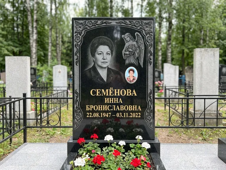 Памятник с гравировкой ангела — гравировка ангела с голубем по диагонали стелы, работа «Лобанова» в Белгороде