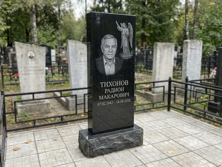 Памятник с гравировкой ангела — гравировка двух ангелов по сторонам портрета, работа «Свиридов» в Белгороде