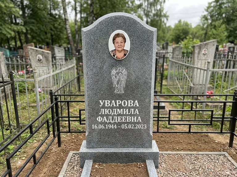 Памятник с гравировкой ангела — гравировка ангела в облаках с лучами над портретом, работа «Игнатова» в Белгороде
