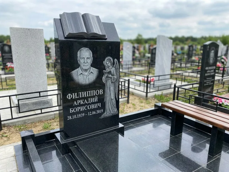 Памятник с гравировкой ангела — белая гравировка скорбящего ангела над портретом, работа «Доронин» в Белгороде