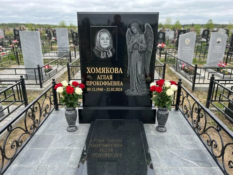 Памятник с гравировкой ангела — гравировка ангела-хранителя сбоку от портрета, работа «Яковлева» в Белгороде