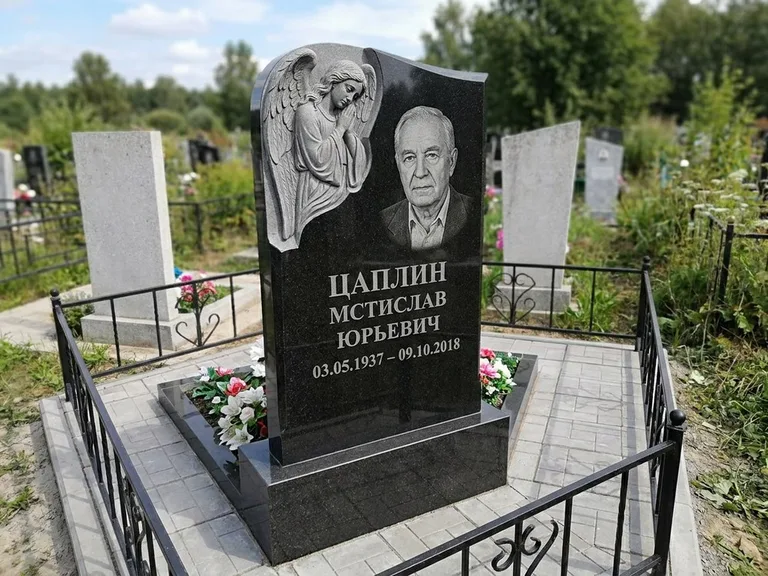 Памятник с гравировкой ангела — гравировка молящегося ангела в верхней части стелы, работа «Пономарёв» в Белгороде