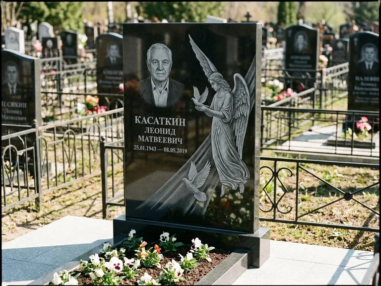 Памятник с гравировкой ангела — гравировка ангела с голубем по диагонали стелы, работа «Касаткин» в Белгороде