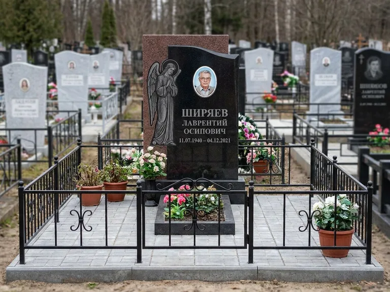 Памятник с гравировкой ангела — гравировка ангела с голубем по диагонали стелы, работа «Селиванов» в Белгороде