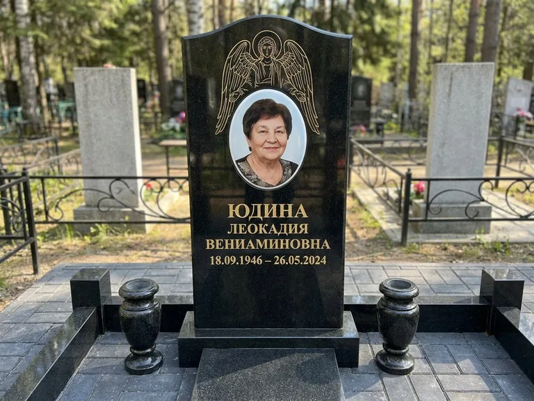Памятник с гравировкой ангела — гравировка двух ангелов по сторонам портрета, работа «Гордеева» в Белгороде
