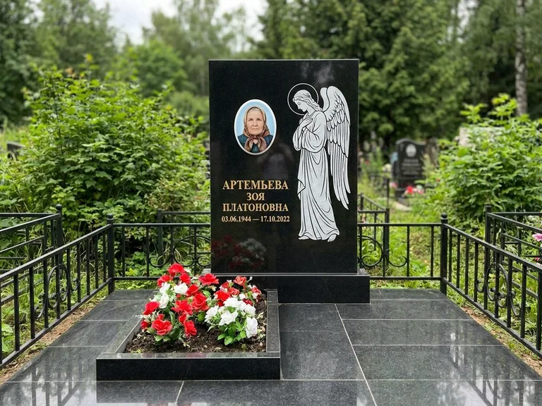 Памятник с гравировкой ангела — гравировка ангела в облаках с лучами над портретом, работа «Фаддеев» в Белгороде