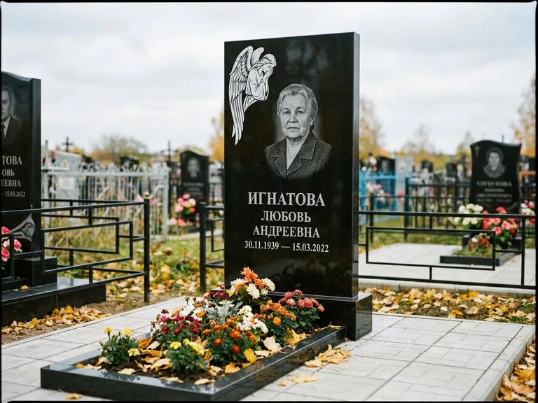 Памятник с гравировкой ангела — белая гравировка скорбящего ангела над портретом, работа «Игнатова» в Белгороде