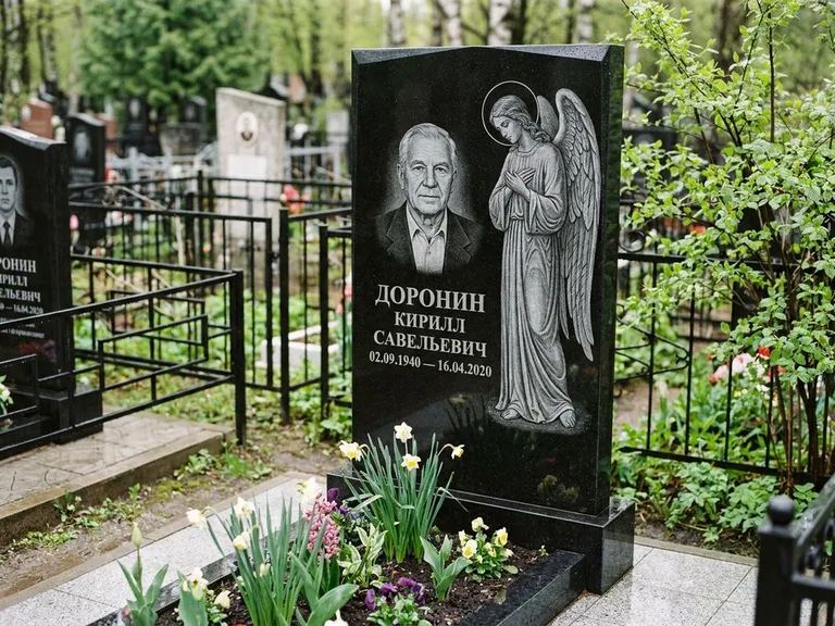 Памятник с гравировкой ангела — гравировка ангела-хранителя сбоку от портрета, работа «Доронин» в Белгороде