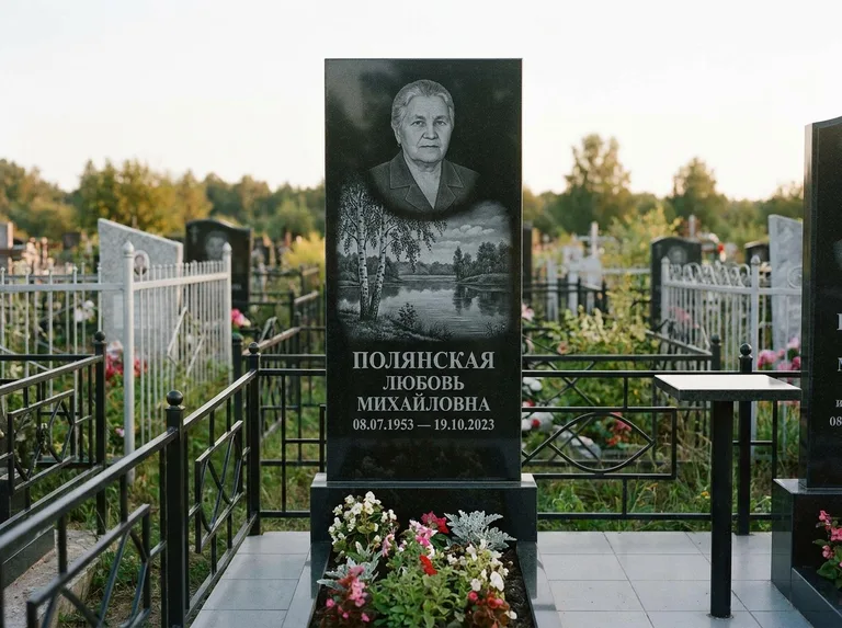 Памятник с гравировкой берёзы — гравировка берёзы у зеркального озера, работа «Полянская» в Белгороде