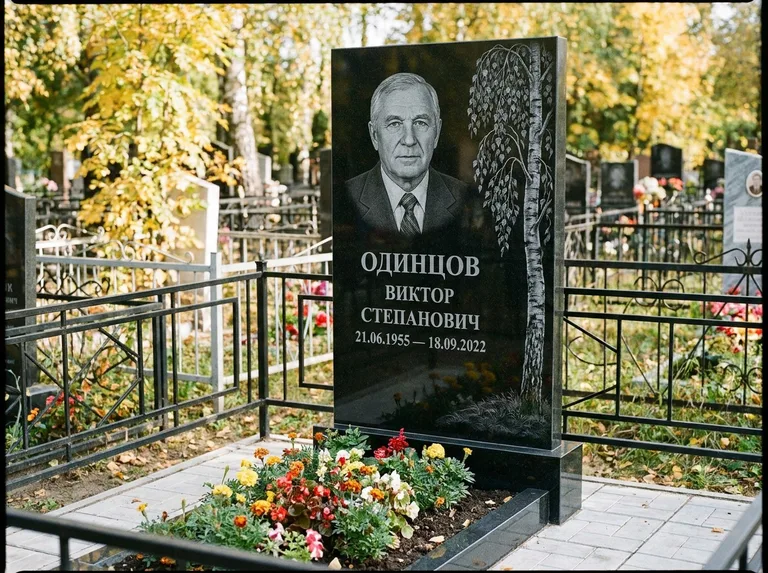 Памятник с гравировкой берёзы — гравировка плакучей берёзы с тонкими ветвями, работа «Одинцов» в Белгороде