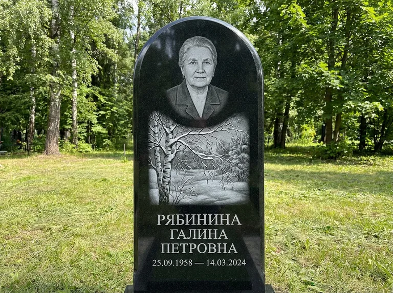 Памятник с гравировкой берёзы: стела с плавным арочным верхом — зимняя берёза, снег на ветвях, газон без ограды, стриженая трава, работа «Рябинина» в Белгороде